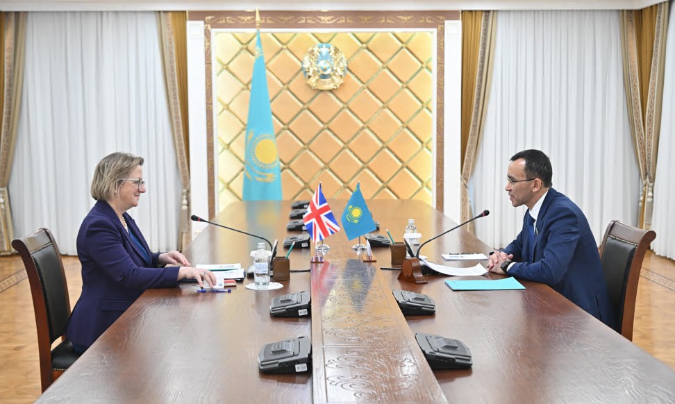 Ulybrıtanııa elshisimen kezdesti