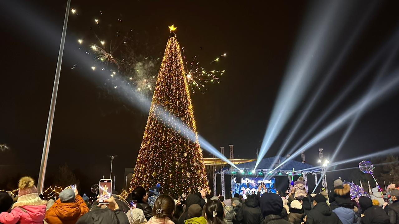 Qonaevta basty shyrshanyń shamdary saltanatty túrde jaǵyldy