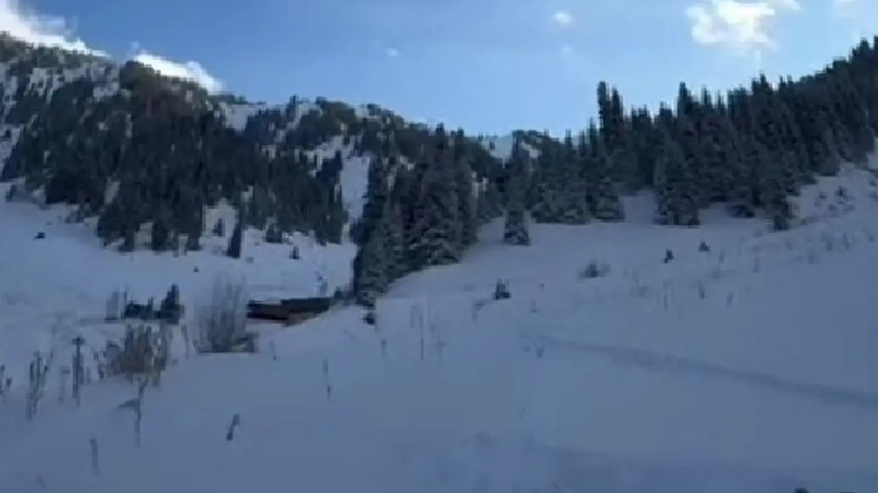 Almaty taýlarynda snoýbord tepken qyzdyń máıiti tabyldy