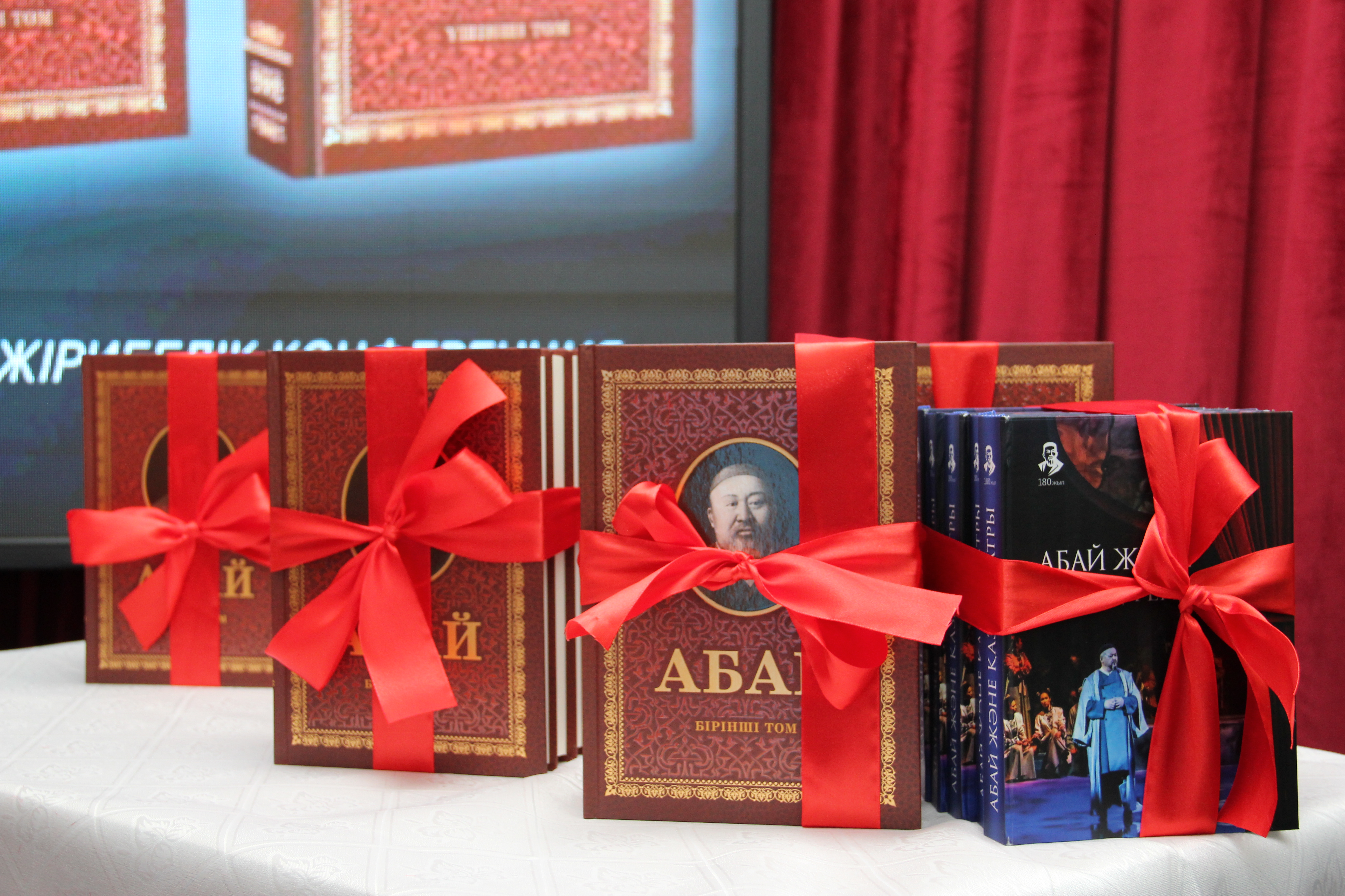 Abaı shyǵarmalarynyń akademııalyq tolyq jınaǵy jaryq kórdi