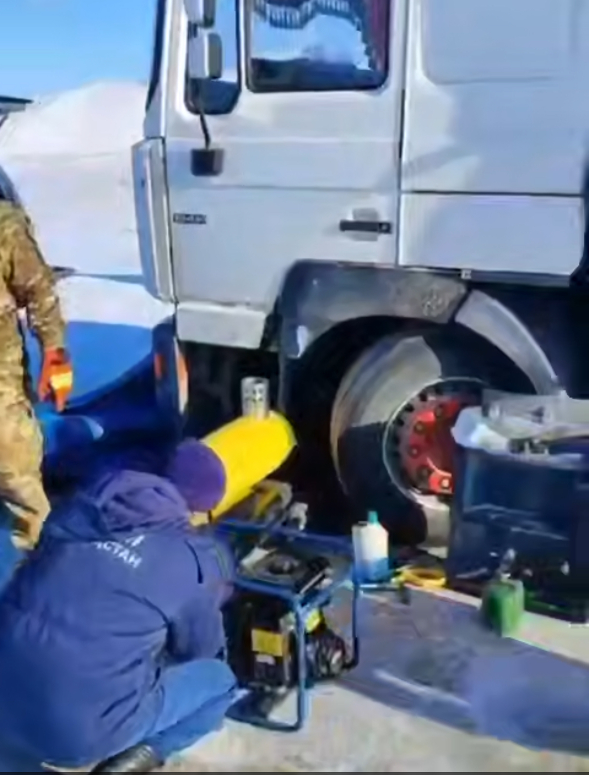 Arqalyq tasjolynda 45 jylqy tıegen júk kóligi aıazda qalyp qoıdy