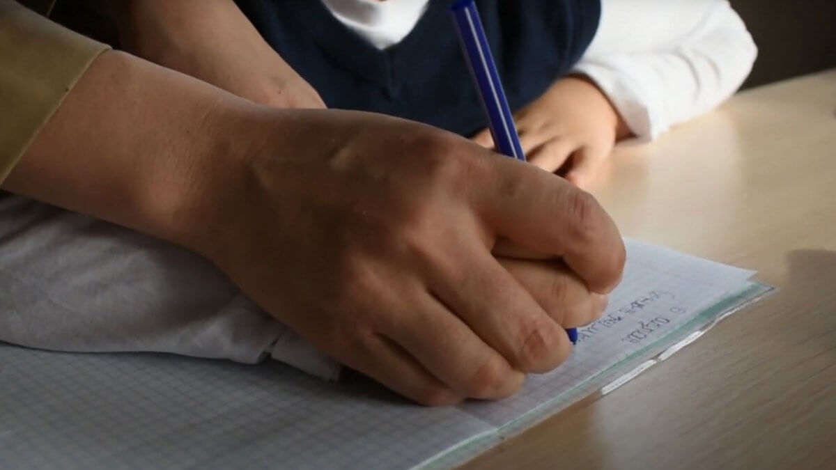 Atyraýda 400-ge jýyq oqýshy úıinen bilim alady