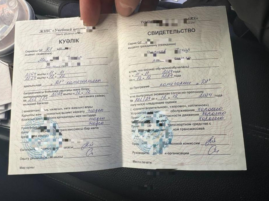 Aqtóbede jalǵan qujat jasaýmen aınalysqan áıel ustaldy