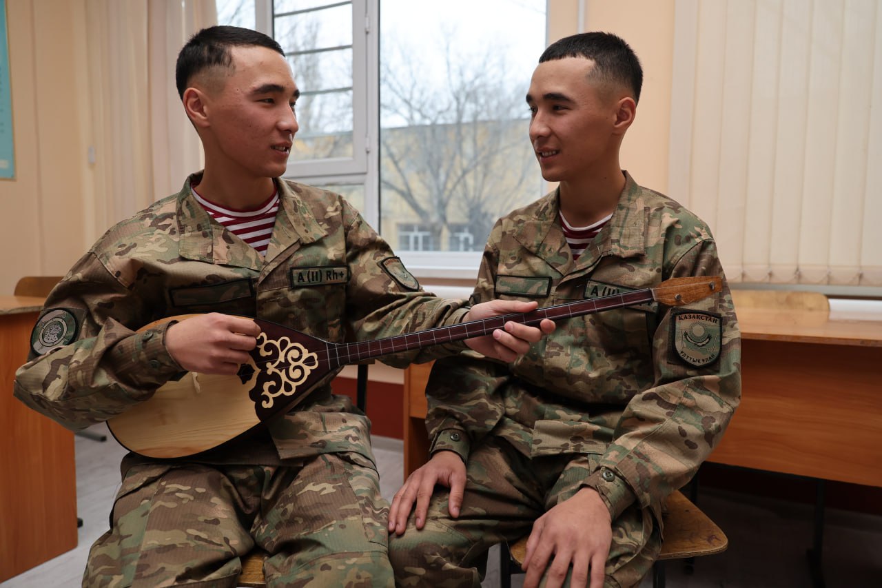 Ulttyq ulan sapynda egiz sarbazdar qyzmet etedi