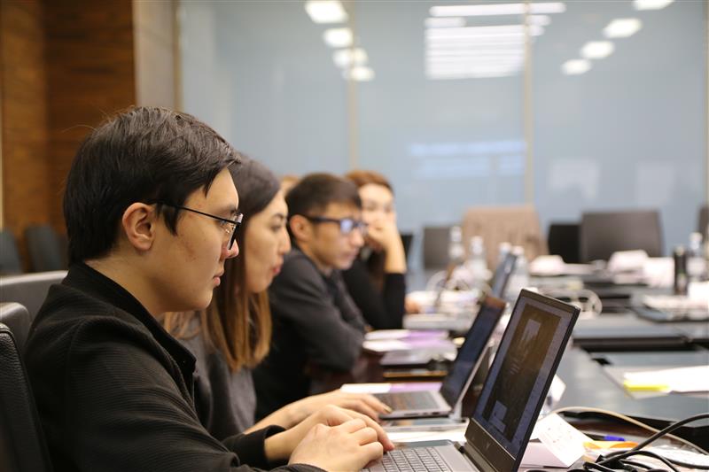 Jýrnalıstıka qalaı ózgerip jatyr: Qazaqstanda BAQ ókilderi sıfrlyq daǵdylardy meńgerdi