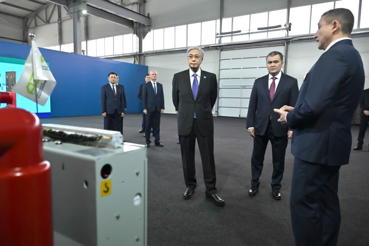 Prezıdent elordadaǵy óńdeý ónerkásibi kásiporyndarynyń kórmesine bardy