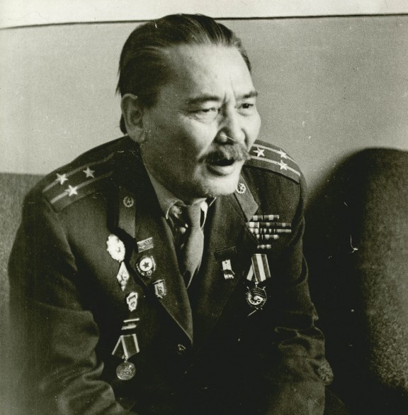 Tarazdaǵy áskerı mektep-ınternatqa Baýyrjan Momyshulynyń esimi beriledi