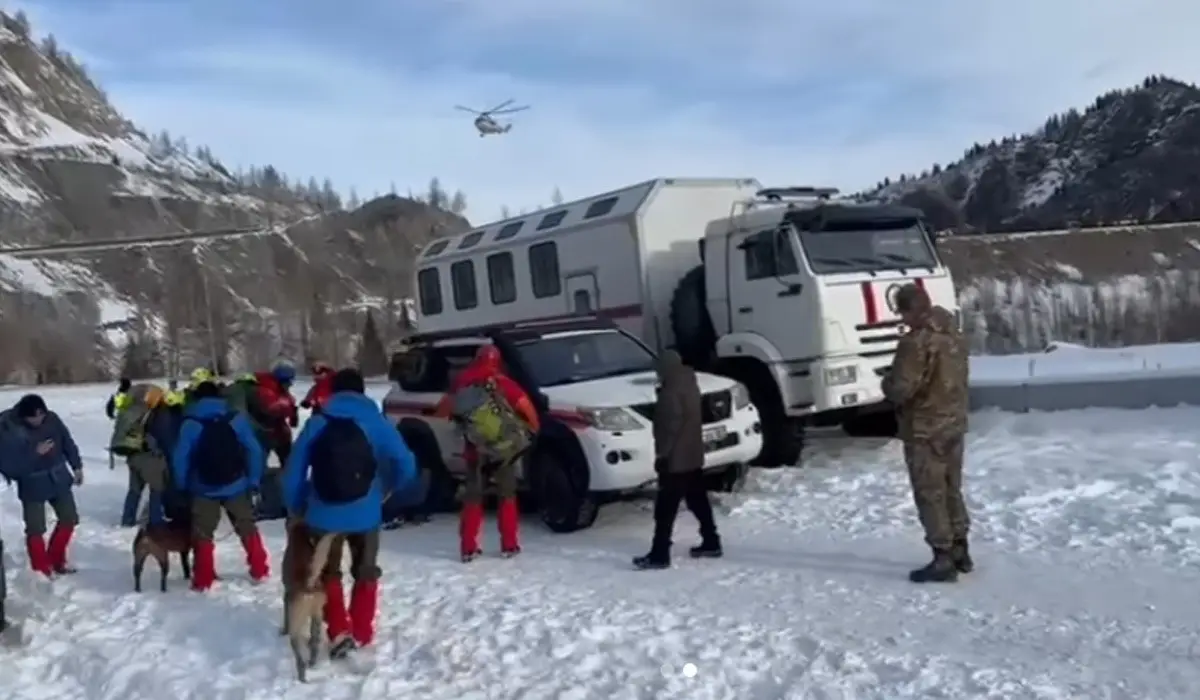 Almaty taýlarynda úsh adam joǵaldy: bir adamnyń máıiti tabyldy