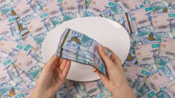 Qazaqstanda qolma-qol aqshamen eseptesetinder úlesi kúrt ósti