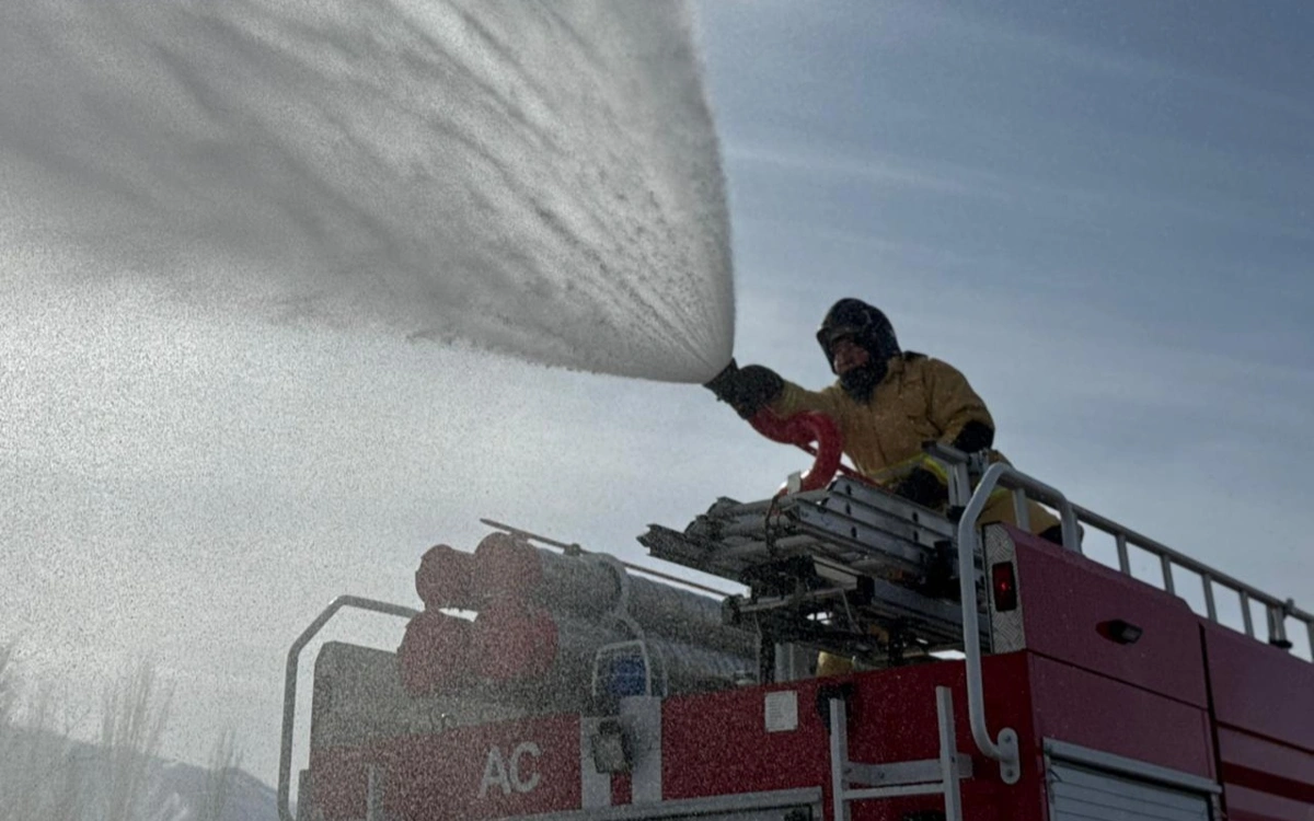 Astanada úsh qabatty ǵımarattan órt shyqty