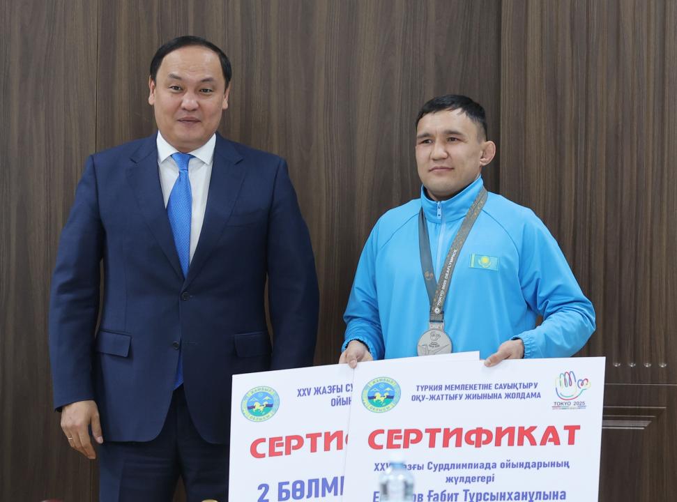 Júldegerlerge qurmet kórsetti