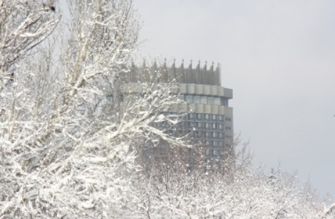 Almatyda keshe bastalǵan qar búgin keshke deıin jaýdy