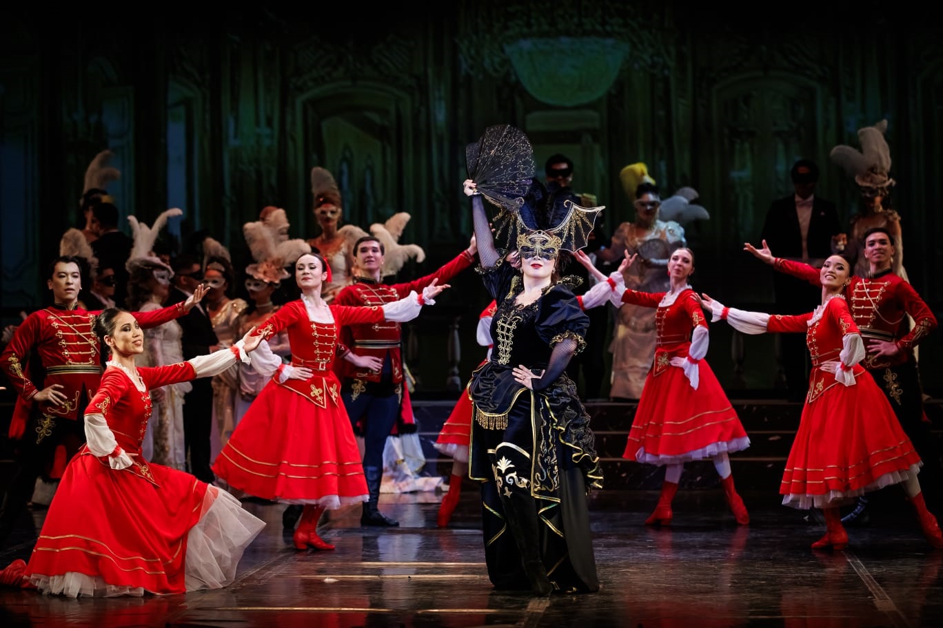 Jarqanatqa aınalǵan áıel