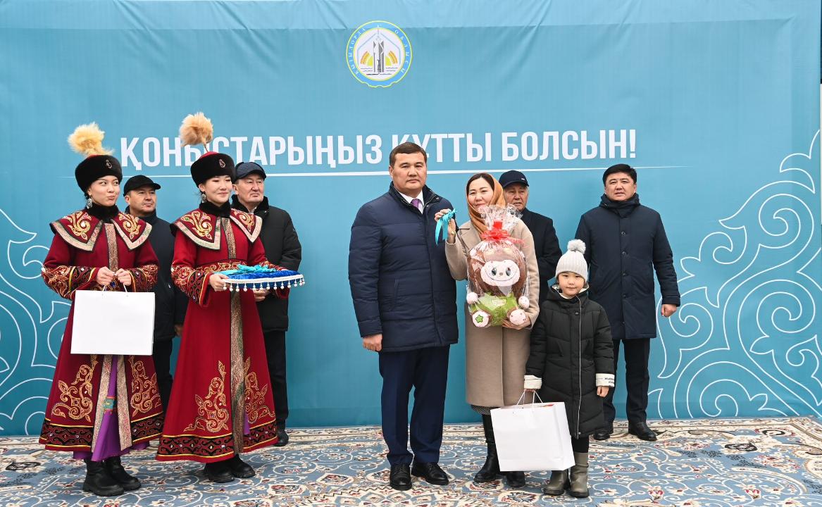 Qyzylordalyqtar jańa jyl qarsańynda jańa páter kiltin aldy