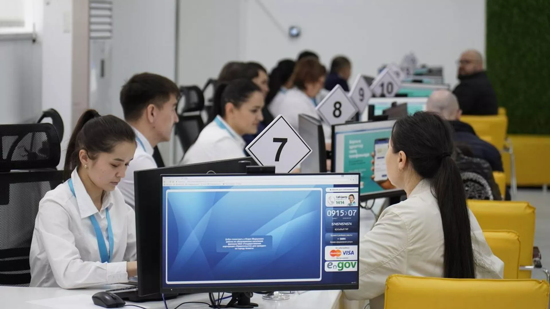 Halyqqa qyzmet kórsetý ortalyqtary birtindep joıylady: qyzmet onlaınǵa kóshedi