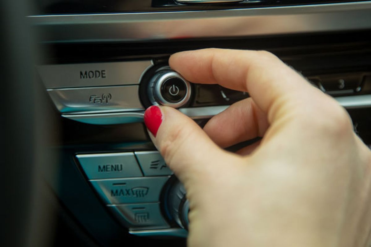 Ǵalymdar kólik júrgizip kele jatyp mýzyka tyńdaý qaýipti ekenin eskertti