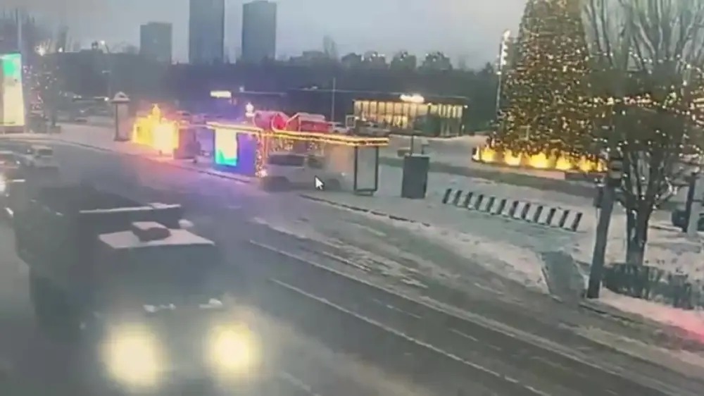 Astanada jeńil kólik avtobýs aıaldamasyna soǵyldy