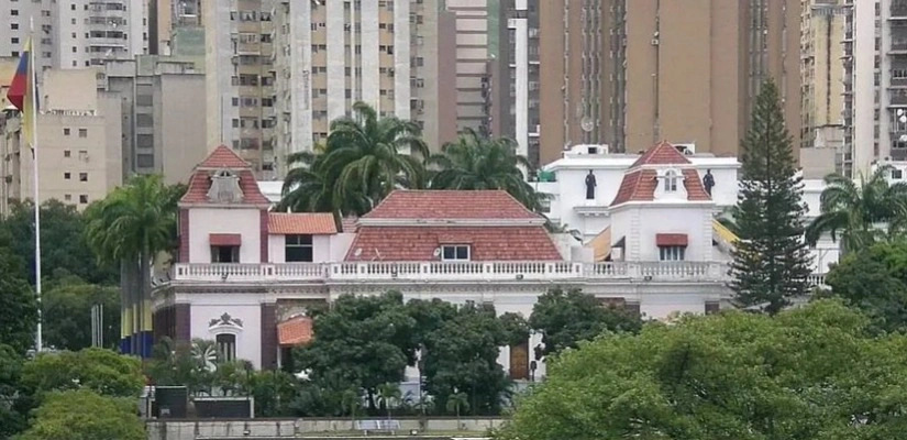 Venesýelada prezıdent rezıdensııasynyń mańynda atys boldy