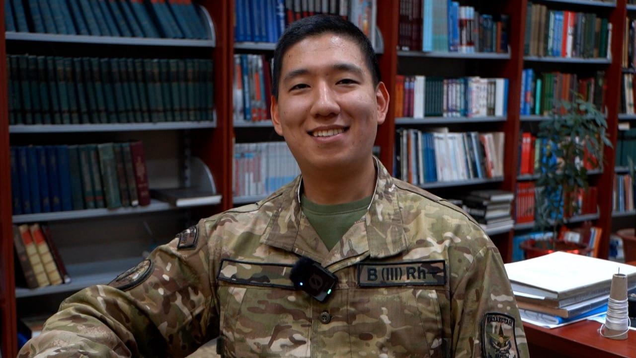 Qatardaǵy jaýynger 5 tilde erkin sóıleıdi