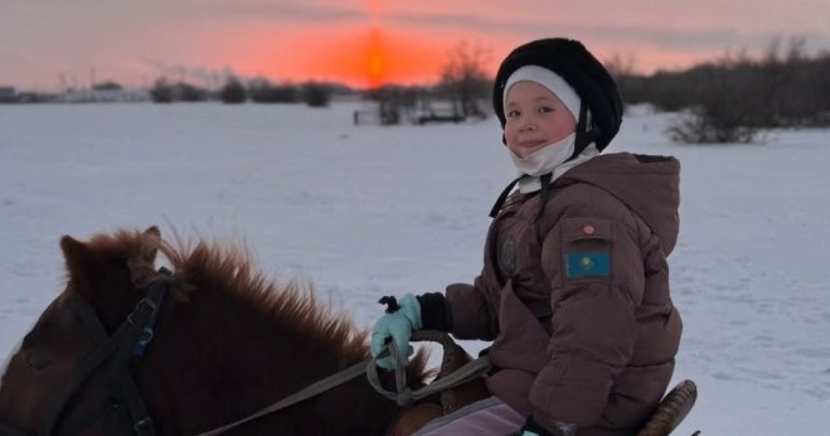 Segiz jasar shabandoz qyz jańa jylda armandaǵan tulparyna qol jetkizdi