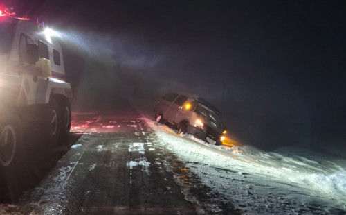 Jolda qalyp qoıǵan jolaýshy qutqaryldy