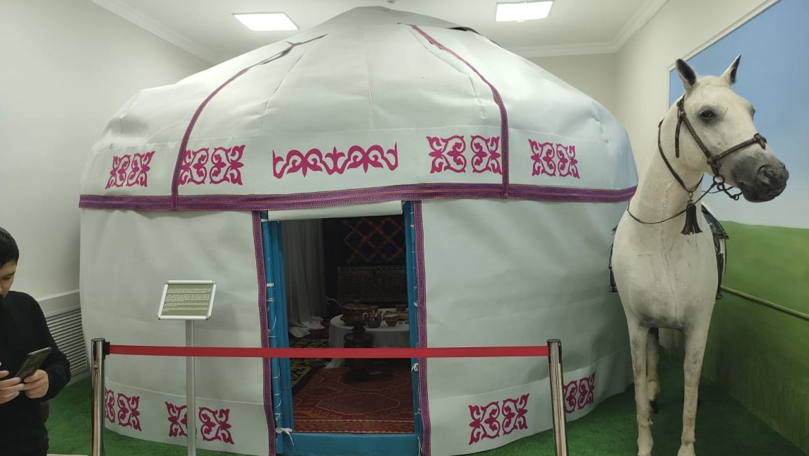 Mýzeıdegi aq boz úı