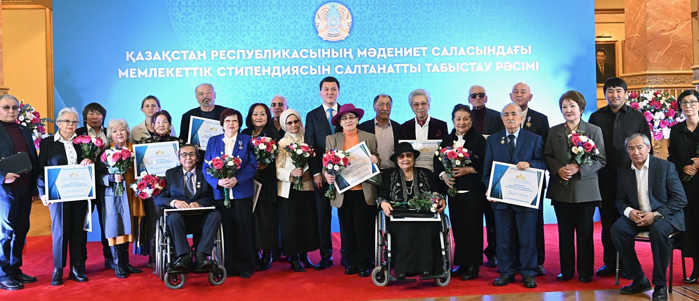 Mádenıet qaıratkerleri qurmetteldi