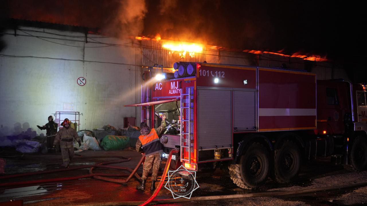 Almatyda qoıma órtendi