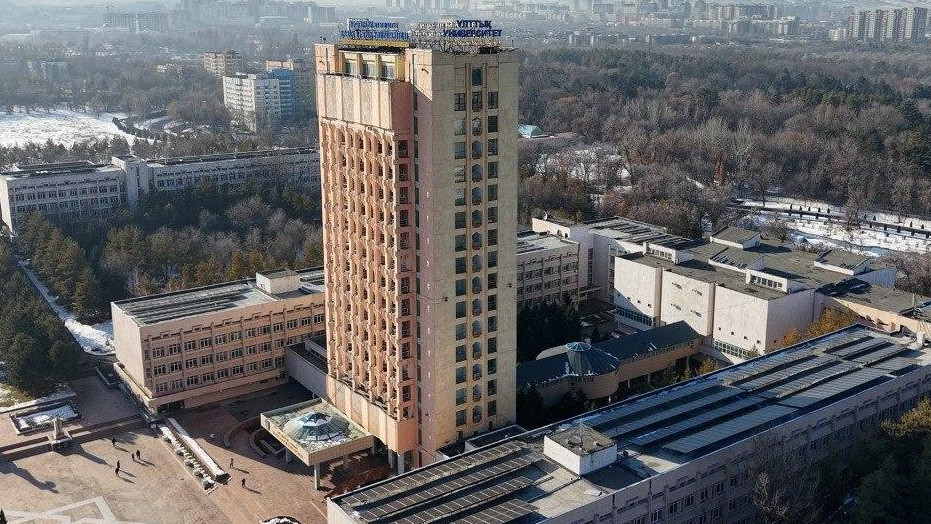 QazUÝ-dyń shatyryna kún panelderi ornatyldy