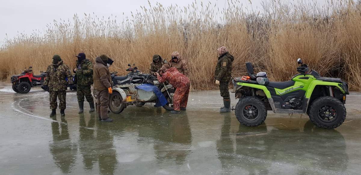 Atyraýda balyq qorǵaý ınspektorlary kvadrosıklmen Jaıyqqa túsip ketti