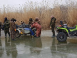 Atyraýda balyq qorǵaý ınspektorlary kvadrosıklmen Jaıyqqa túsip ketti