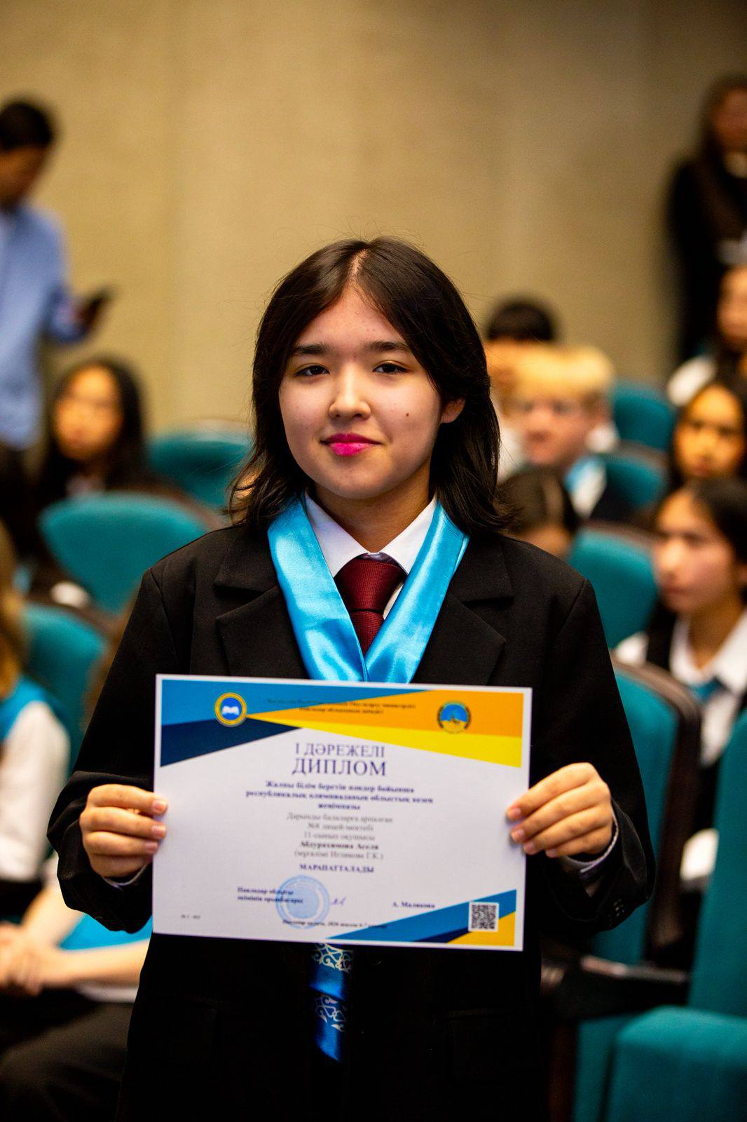 On tilde erkin sóıleıtin jas polıglot Qazaqstanda turady