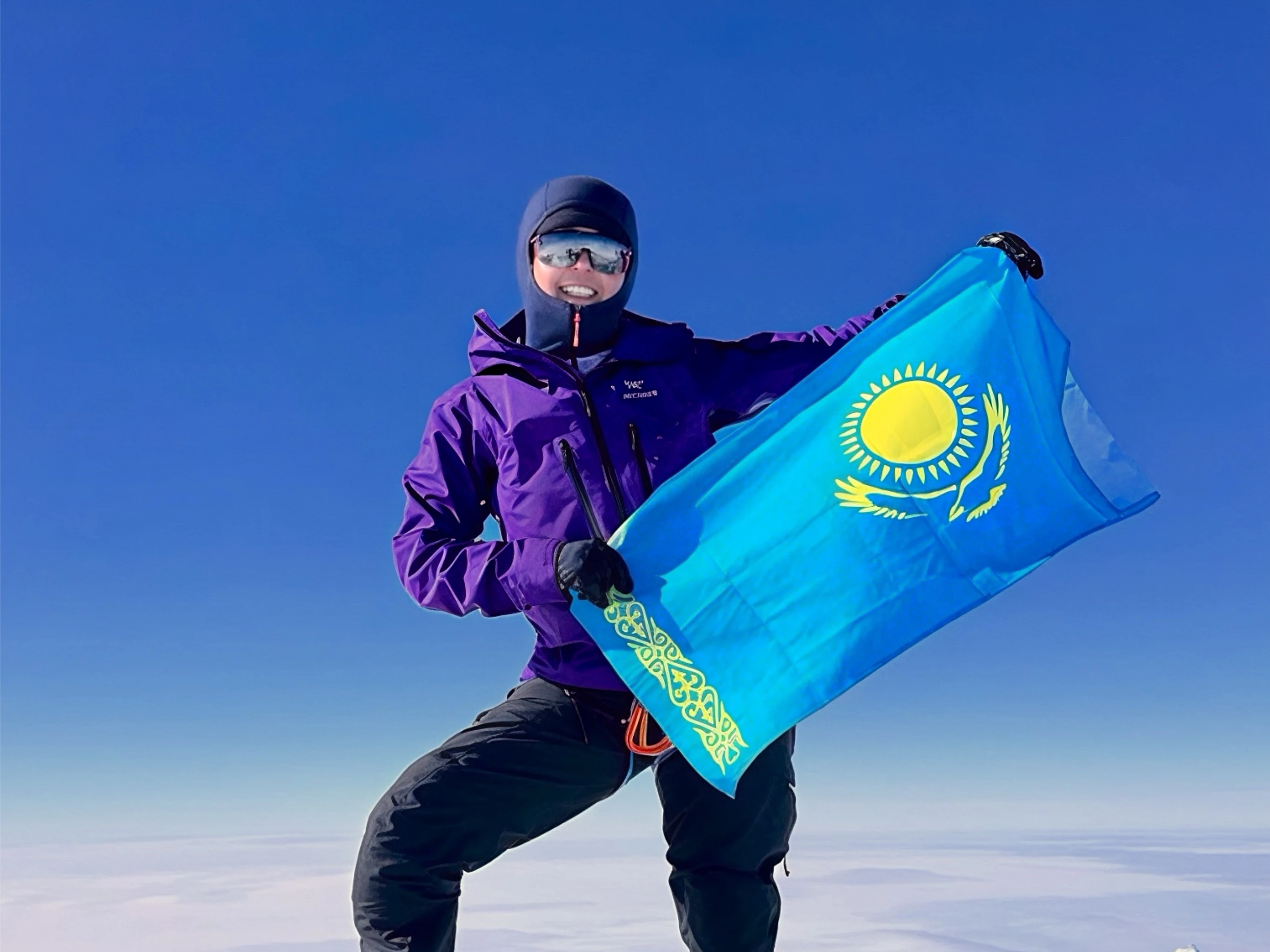 Anar Býrasheva álemniń eń bıik 7 shyńyn baǵyndyrǵan qazaq alpınısi atandy