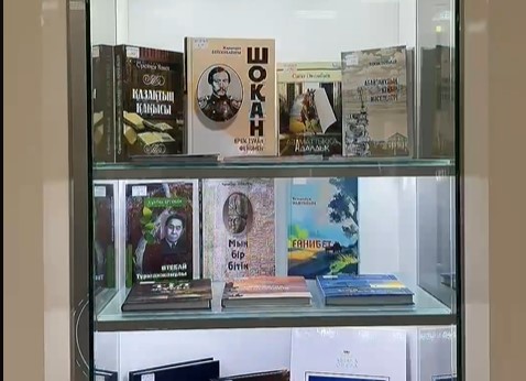 Almatyda 2025 jyly jaryq kórgen kitaptardyń kórmesi ashyldy