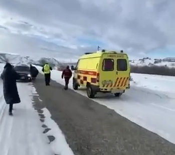 Shyǵys Qazaqstanda polıseıler kúrejolda áıeldi qutqaryp qaldy