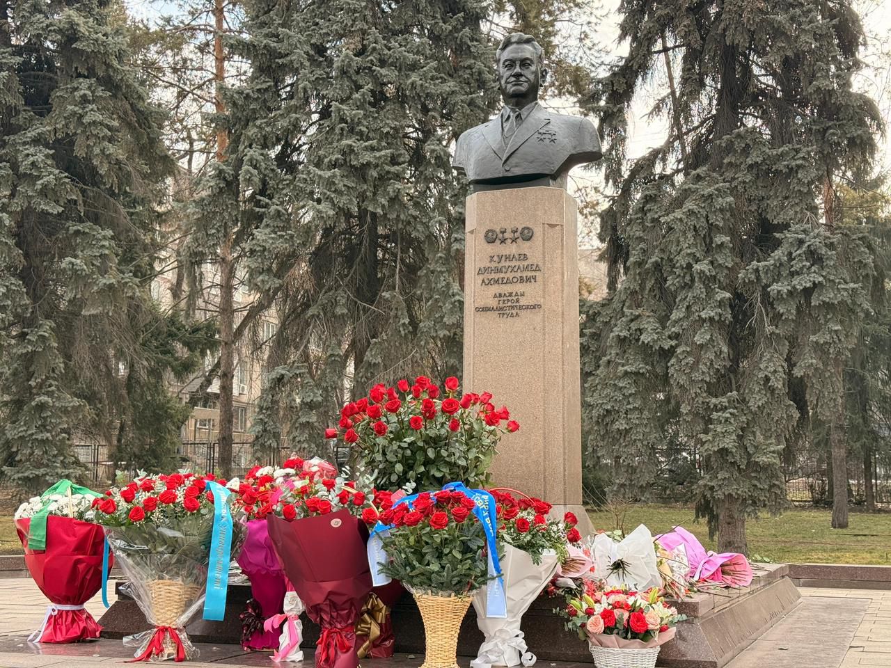 Almatyda Dinmuhamed Qonaevtyń eskertkishine gúl shoqtary qoıyldy