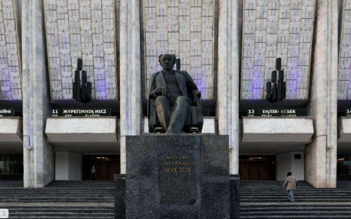 Aıda Balaeva Áýezov atyndaǵy drama teatryn 100 jyldyq mereıtoıymen quttyqtady