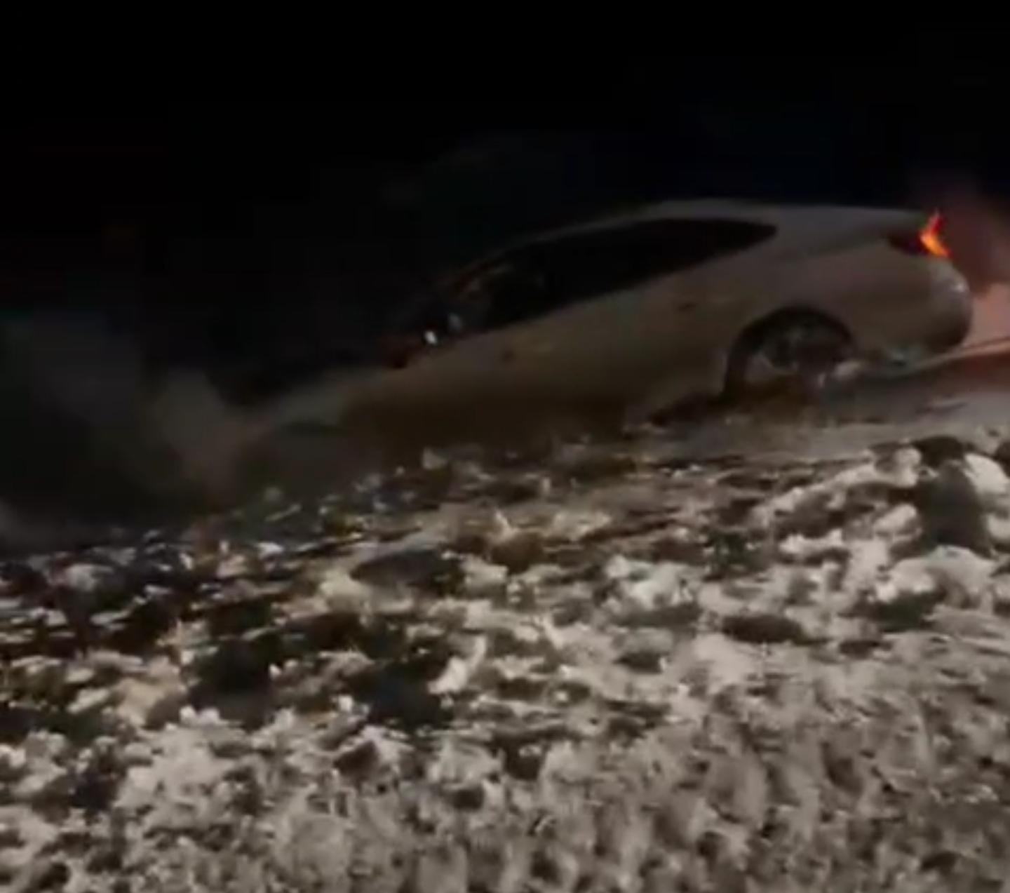 Ulandyqtar jol jıegine shyǵyp ketken júrgizýshige kómek kórsetti