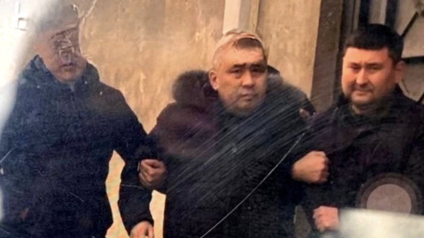 Polıseıler shetinen paramen ustalyp jatyr