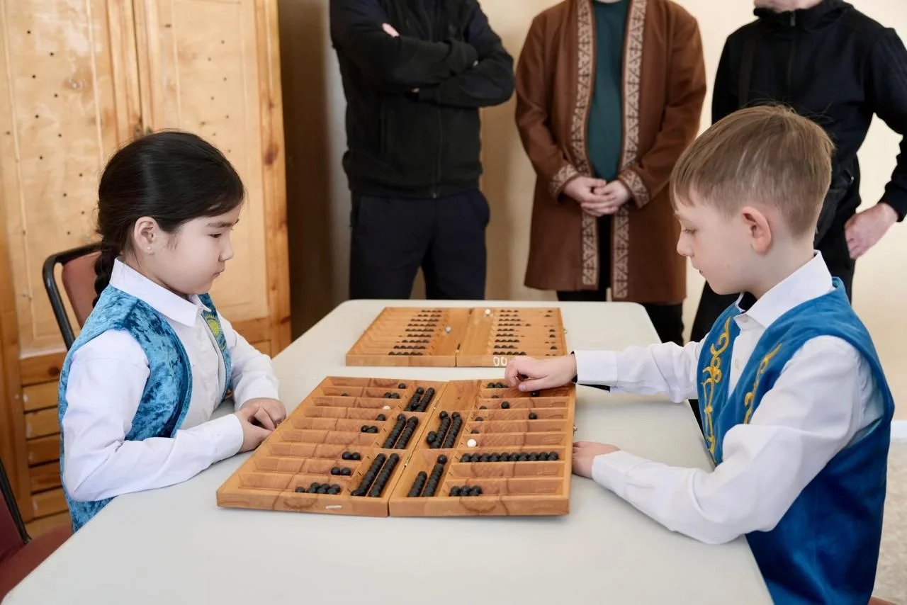 Semeıde «Abaıdyń zııatkerlik izimen» toǵyzqumalaq úıirmesi ashyldy