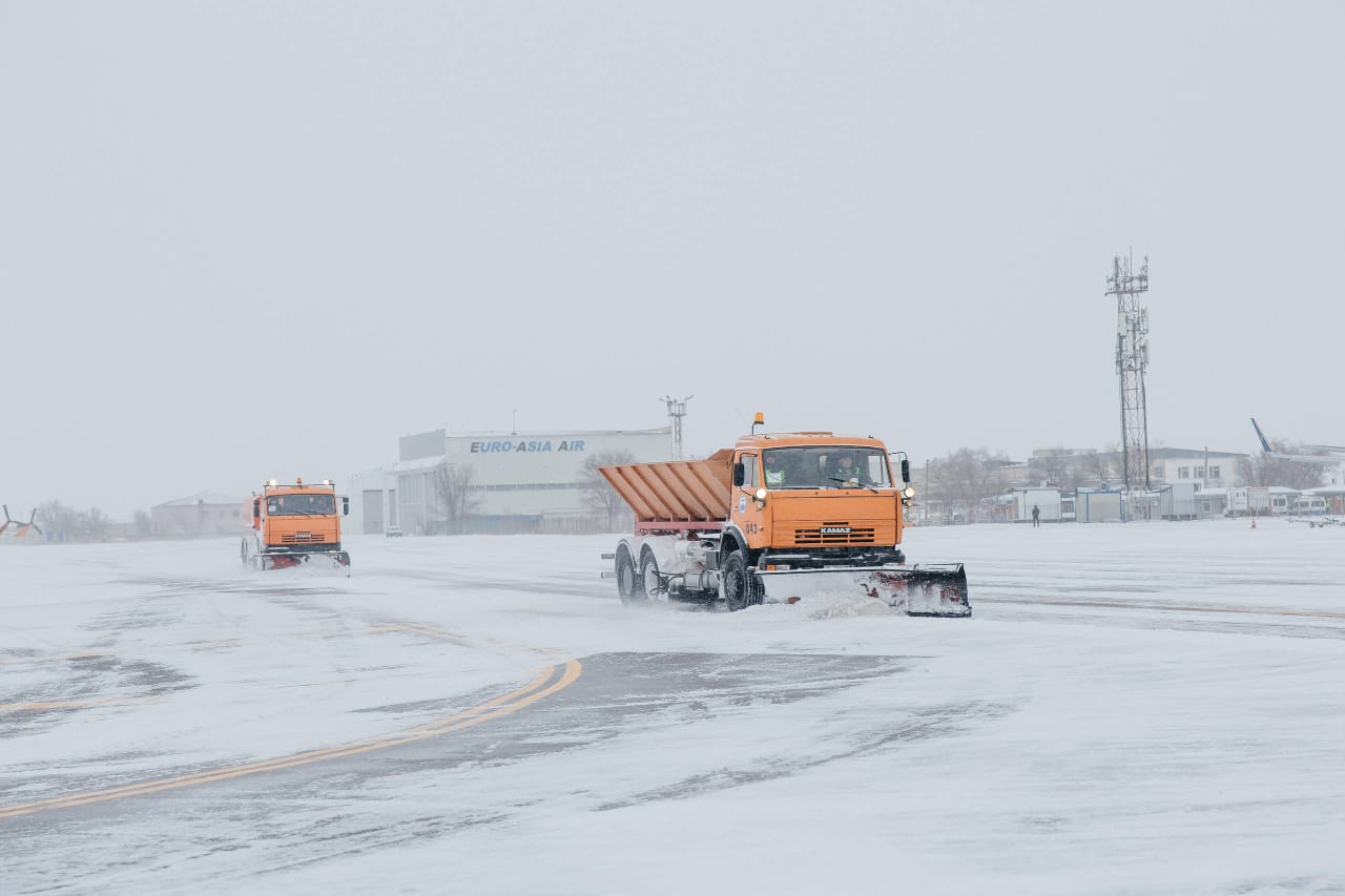 Atyraý áýejaıyndaǵy ushý-qoný jolaǵyna 23 tonnadan astam eritindi sebildi