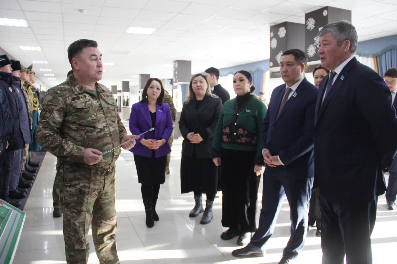 Májilis depýtattary Ulttyq ulan sarbazdarymen kezdesti