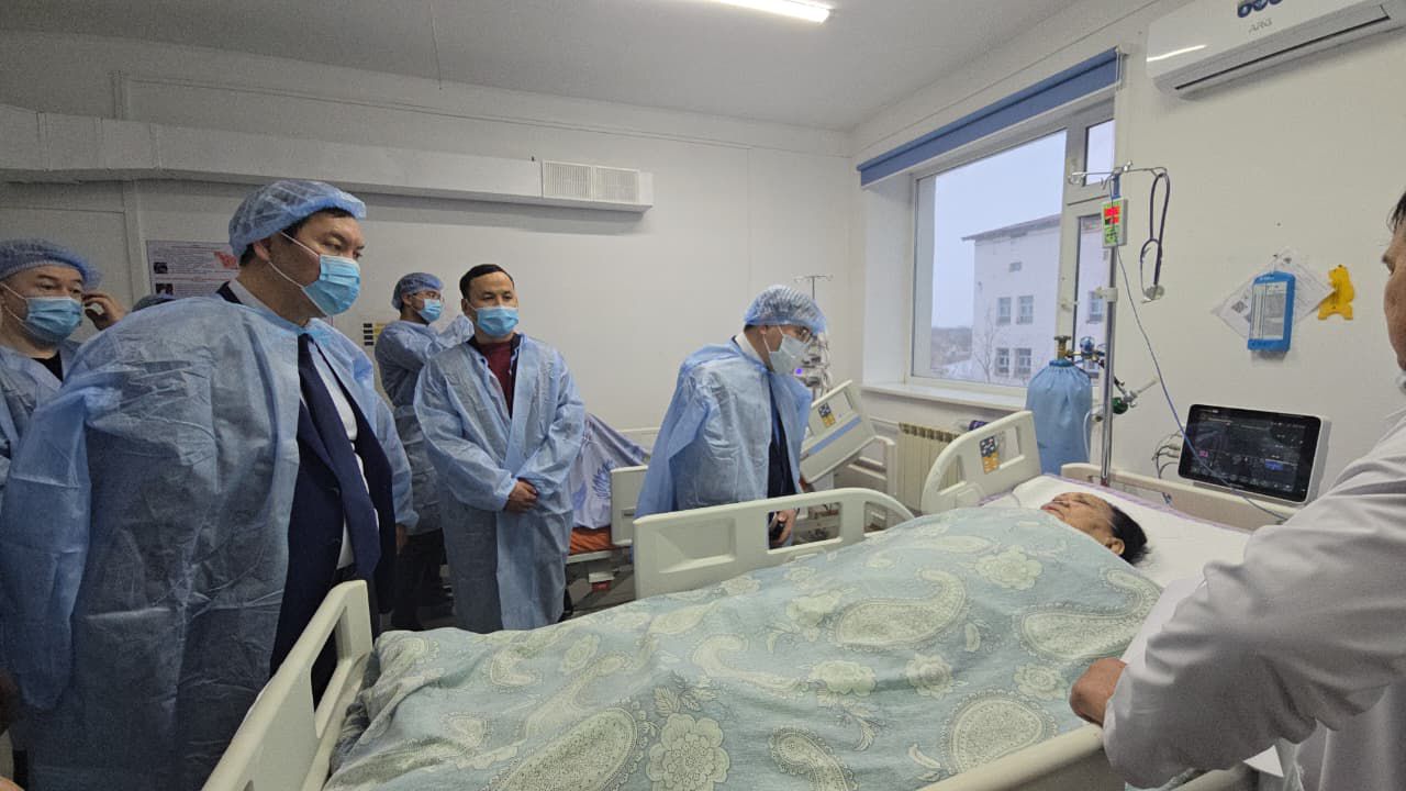 Ákiminiń orynbasary Beıneýde jol apatynan zardap shekkenderdiń jaǵdaıymen tanysty         