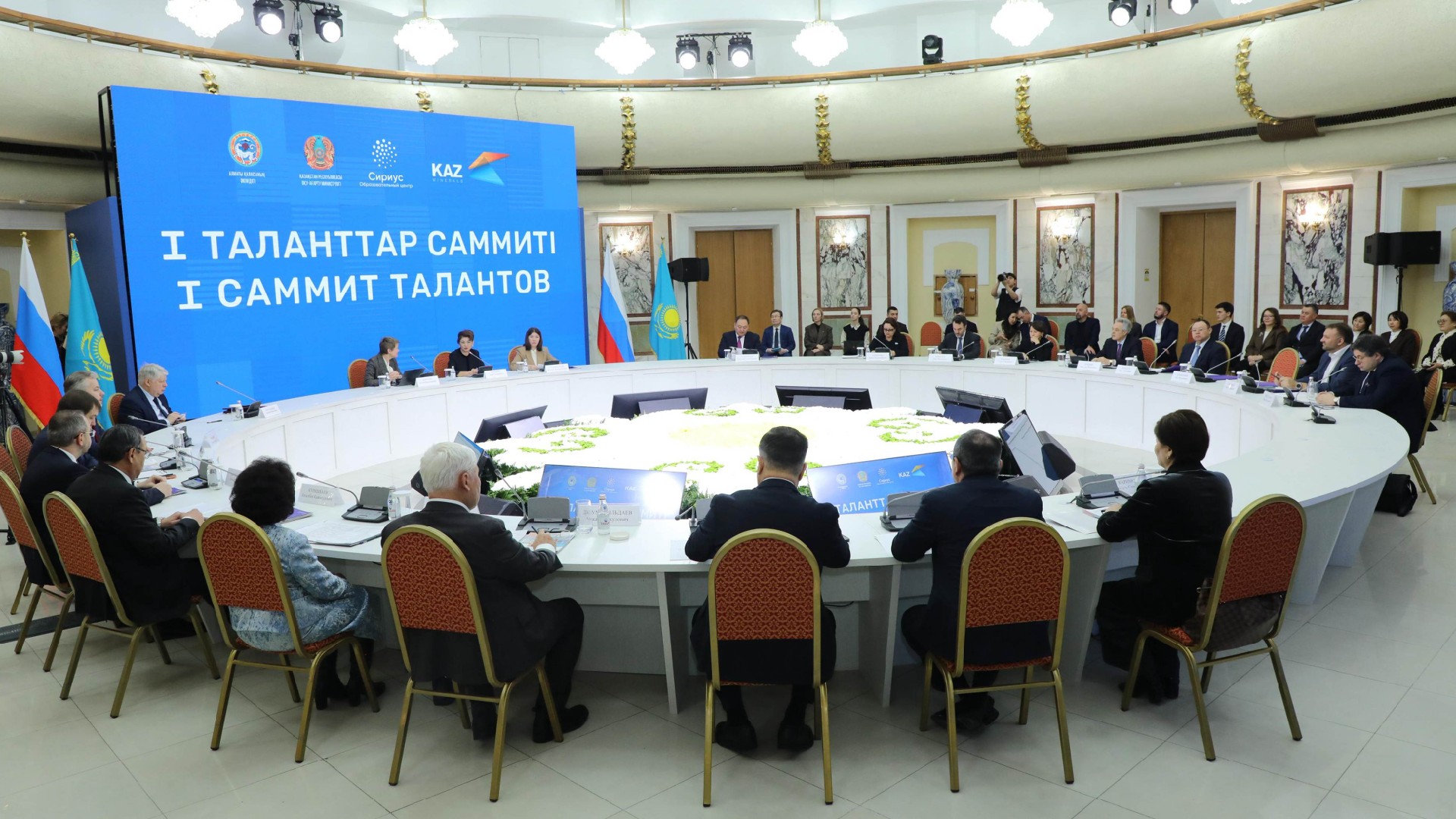 Almatyda «Sırıýs» mektebi men bilim berý ortalyǵynyń irgetasyn qalaý rásimi ótti