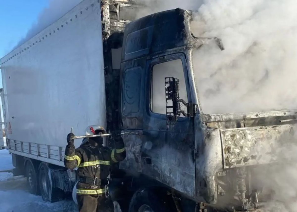 Pavlodar oblysyndaǵy tasjolda 15 jylqy tıelgen júk kóligi órtendi