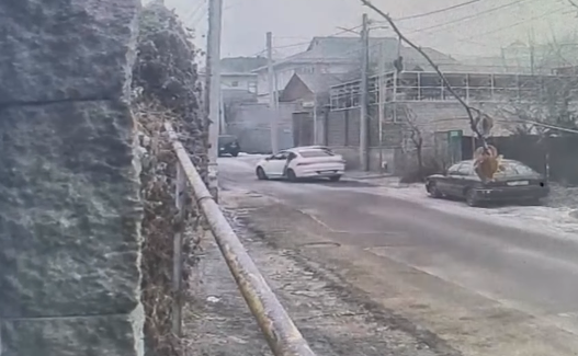 Qol-aıaǵyn baılap, úıin tintigen: Qaraqshylar áıeldiń 30 mln teńgesin qoldy qyldy