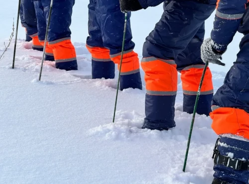 Atyraýda tórt adam qar qursaýynda qalyp qoıdy