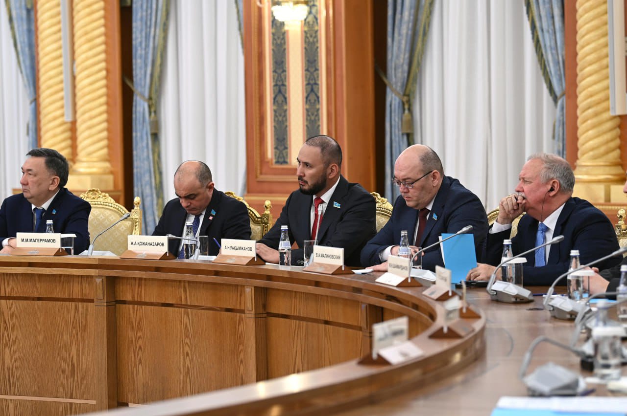 Depýtattar azamattardyń saıası reformaǵa qyzyǵýshylyq tanytyp otyrǵanyn aıtty