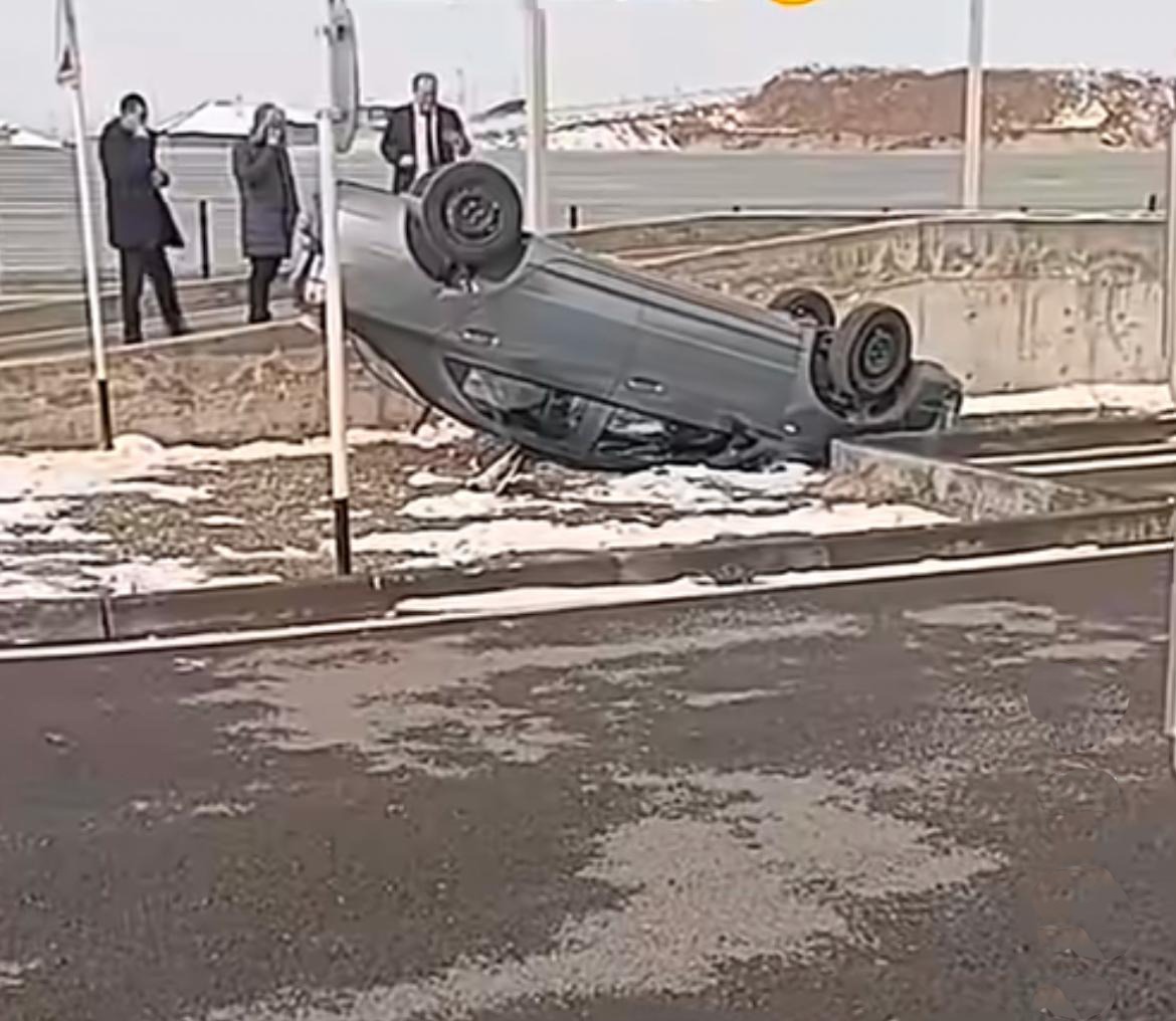 Shymkentte júrgizýshi kýáligin alýǵa kelgen adam kólikti aýdaryp aldy