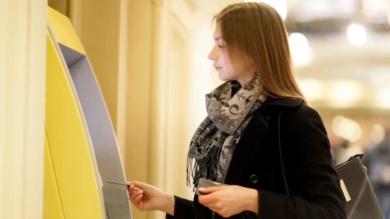 Bankomattan qolma-qol aqsha sheship alatyndar kameraǵa ne úshin túsiriledi?